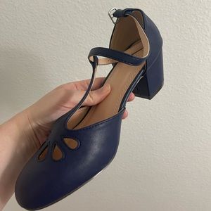 NEW NEVER WORN Chase + Chloe Minny T Strap Tear drop Pumps Navy